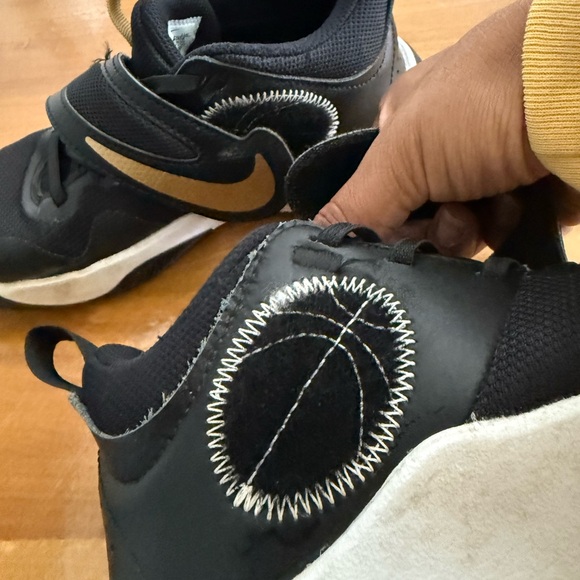 Nike‎ Big Kid Team Hustle D11 Basketball Shoe - Picture 7 of 8